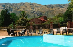 Hotel Ayres del Bosque sillones de la pileta