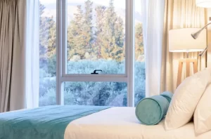 Hotel Epic Villa Merlo cama doble junto a la cama