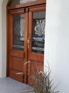 Hotel Gran Madryn puerta de entrada