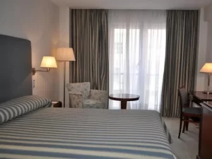 Hotel Hermitage cama doble junto a la ventana