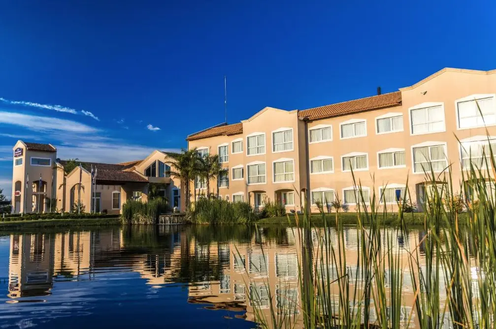 Hotel Howard Johnson Merlo por fuera
