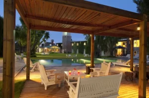 Hotel La Posada deck al lado de la pileta