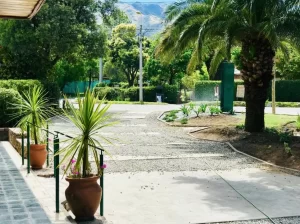 Hotel Paradiso camino de entrada