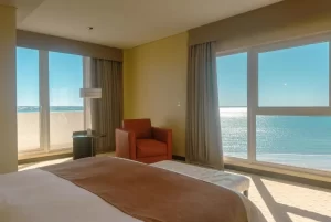 Hotel Rayentray cama doble junto a la ventana