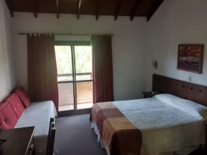 Hotel Spa Villa Merlo cama doble junto a la ventana