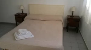 Hotel del Faro cama doble con toallas