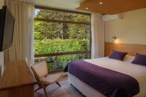Aparthotel Amonite cama doble junto a la ventana