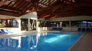 Aparthotel Costa Brava sillones de la pileta