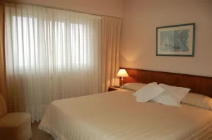 Aparthotel Torres de Manantiales cama doble junto a la ventana