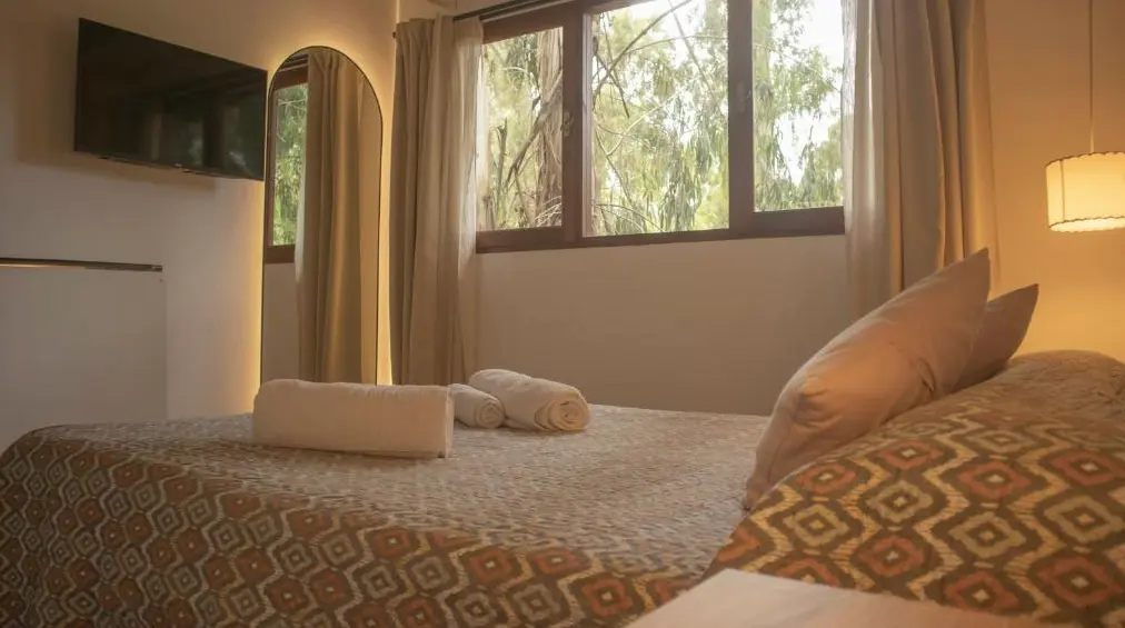 Cabañas Aire Fresco cama doble junto a la ventana