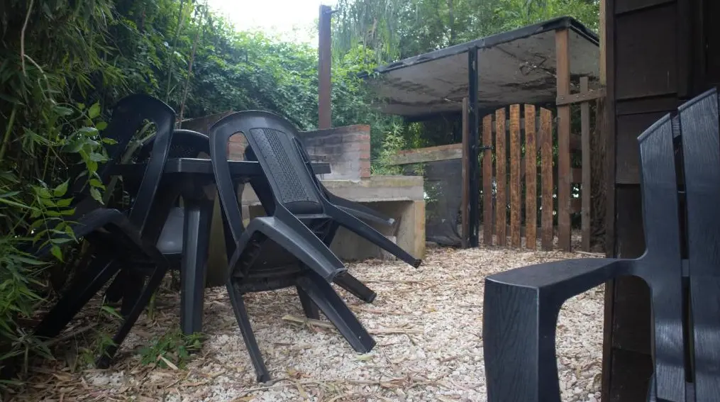 Cabañas Aire Fresco sillas en el patio