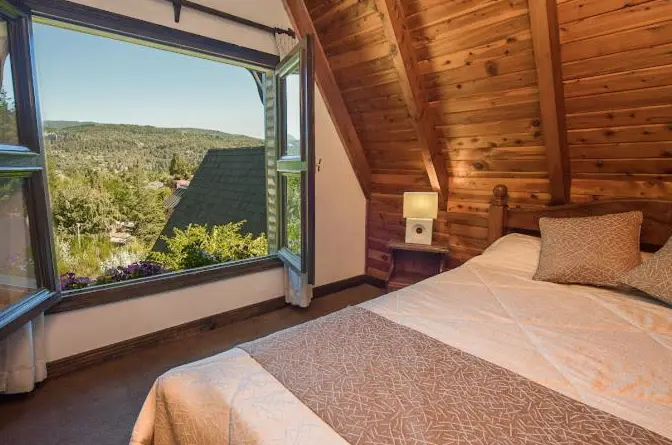 Cabañas Antilhué cama doble junto a la ventana