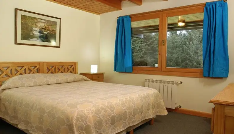 Cabañas Carelmapu cama doble junto a la ventana