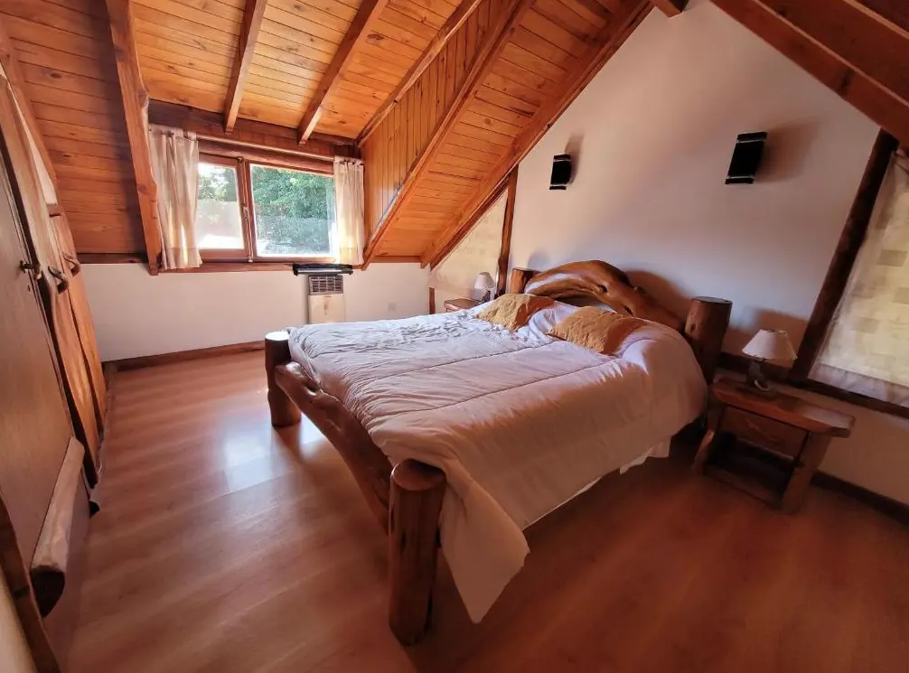 Cabañas Laderas del Campanario cama doble junto a la cama