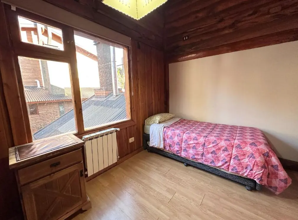 Cabañas Las Nubes cama doble junto a la ventana