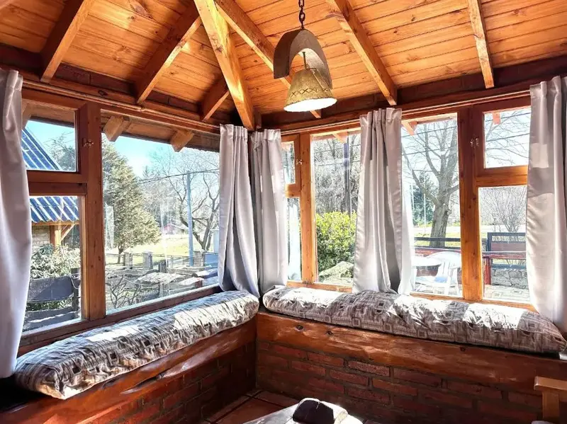 Cabañas Las Nubes camas individuales junto a las ventanas