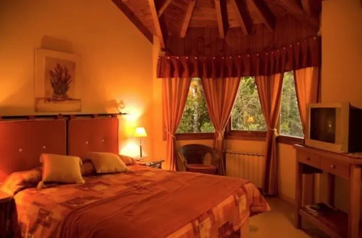 Cabañas Maniu cama doble junto a la ventana