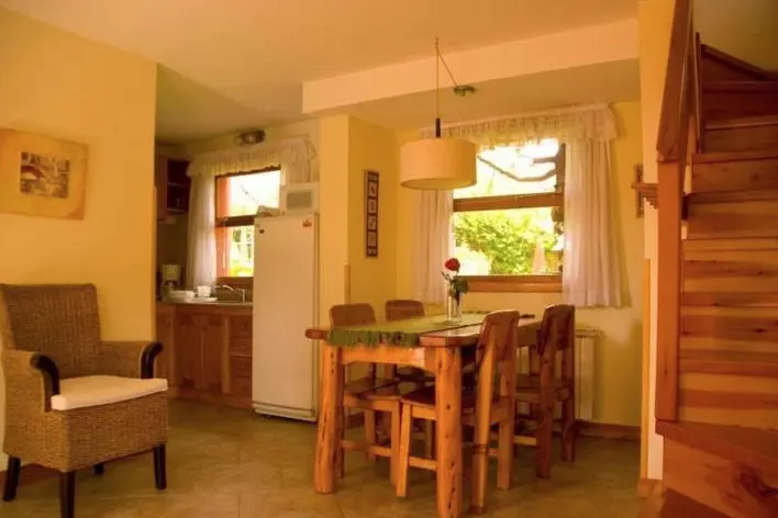 Cabañas Maniu mesa de comedor