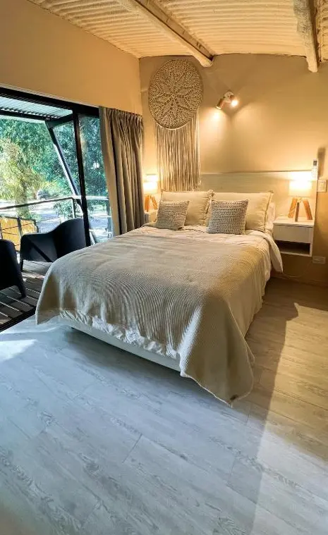 Cabañas Sol de Abril cama doble junto a la ventana