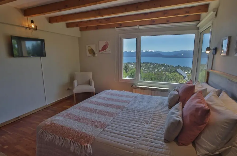 Cabañas Ventanas al Lago cama doble junto a la ventana