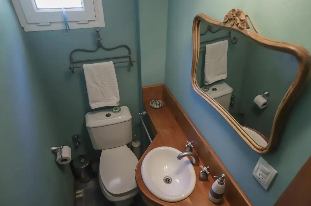 Cabañas Ventanas al Lago espejo del baño