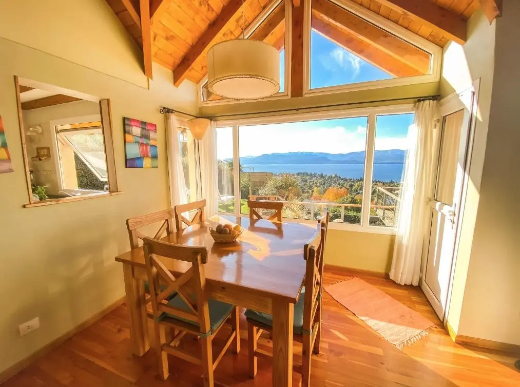 Cabañas Ventanas al Lago mesa de comedor