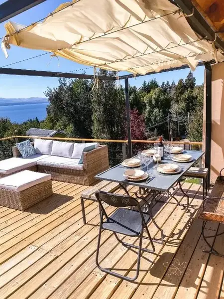 Cabañas Ventanas al Lago mesa en el balcón