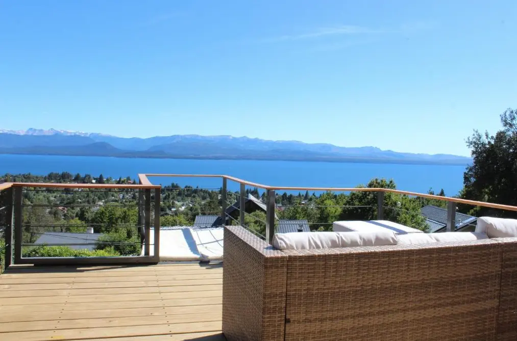 Cabañas Ventanas al Lago sillón en el balcón