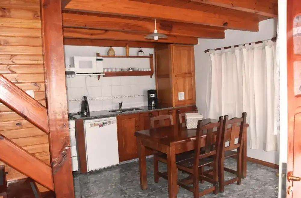 Cabañas del Lácar mesa de comedor