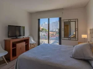 Departamento La Casa de Ximena cama doble junto a la ventana