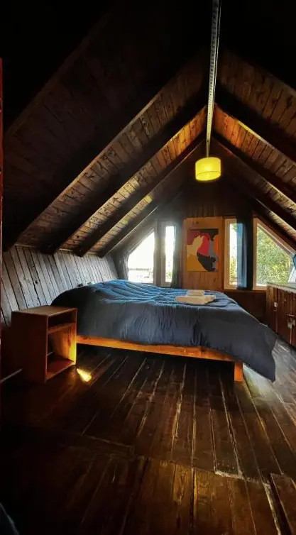 Hostel Alaska Patagonia cama doble con toallas