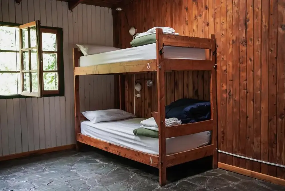 Hostel Alaska Patagonia cucheta junto a la ventana