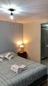 Hostel Berkana cama doble con toallas