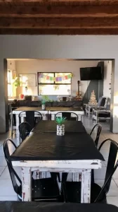Hostel Berkana mesa de comedor