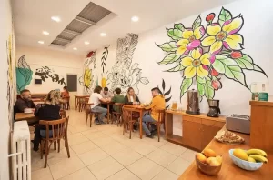 Hostel Bill & Bill mesas para comer