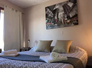 Hostel Italia Inn cama doble con toallas