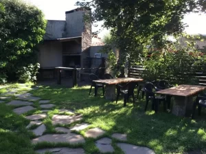 Hostel Italia Inn mesas en el patio