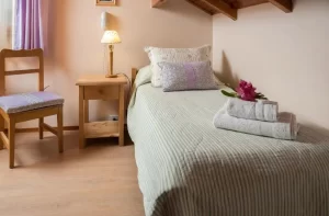 Hostería Katy cama con toallas