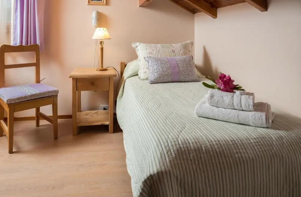 Hostería Katy cama con toallas