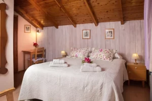 Hostería Katy cama doble con toallas