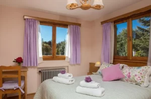 Hostería Katy cama doble junto a la ventana