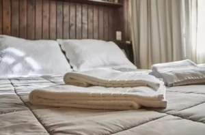 Hostería La Posta del Cazador cama doble con toallas