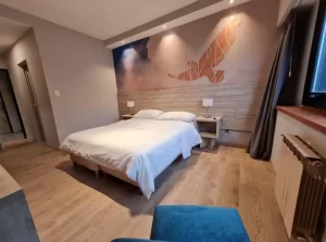 Hotel Alún Nehuén cama doble junto a la ventana