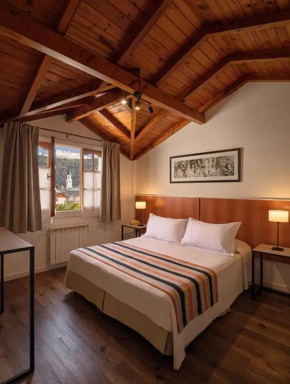 Hotel Intermonti cama doble junto a la ventana