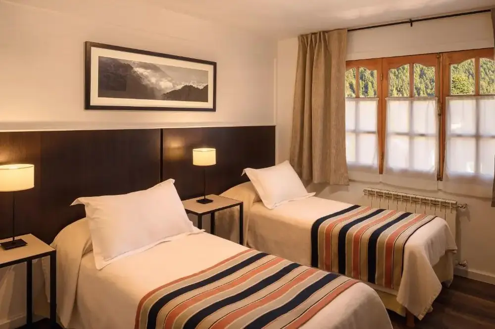 Hotel Intermonti camas individual junto a la ventana