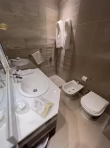 Hotel Le Village baño completo