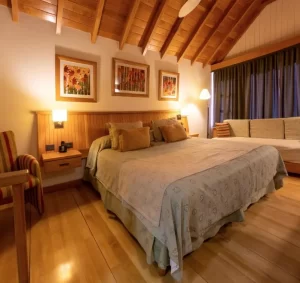 Hotel Le Village cama doble junto a la ventana