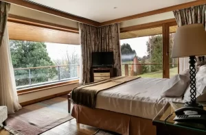 Hotel Llao Llao cama doble junto a la ventana