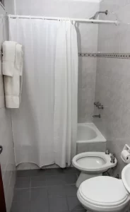 Hotel Neptuno baño completo