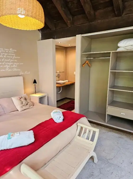 Aparthotel Das Rosenhaus cama junto al armario